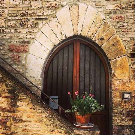 Assisi Anfiteatro Romano Bagian luar foto