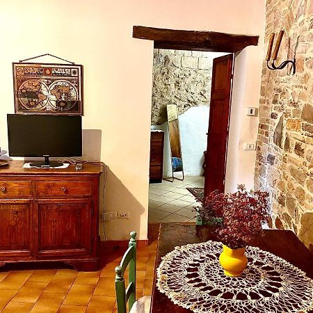 Assisi Anfiteatro Romano Bagian luar foto