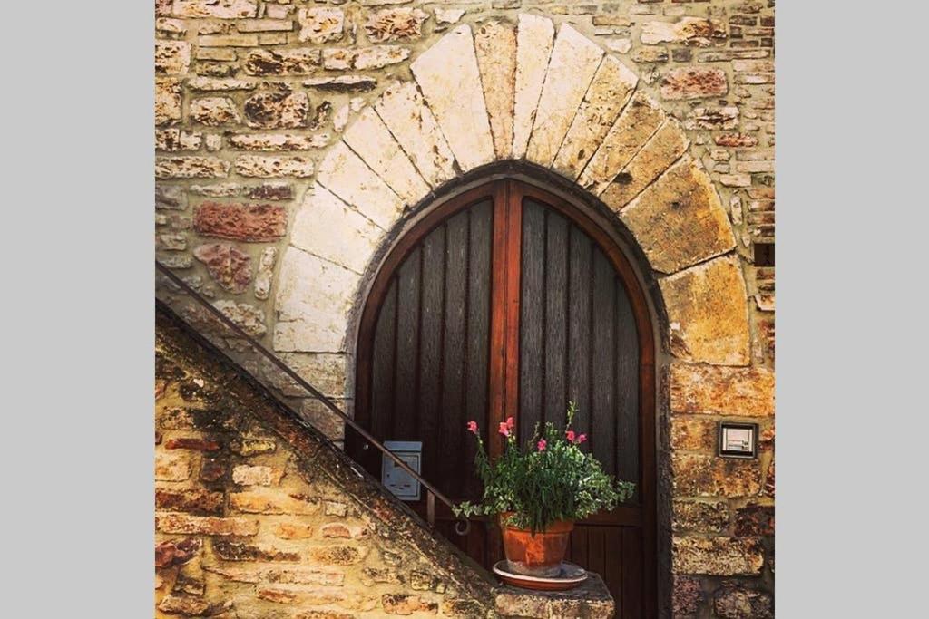 Assisi Anfiteatro Romano Bagian luar foto