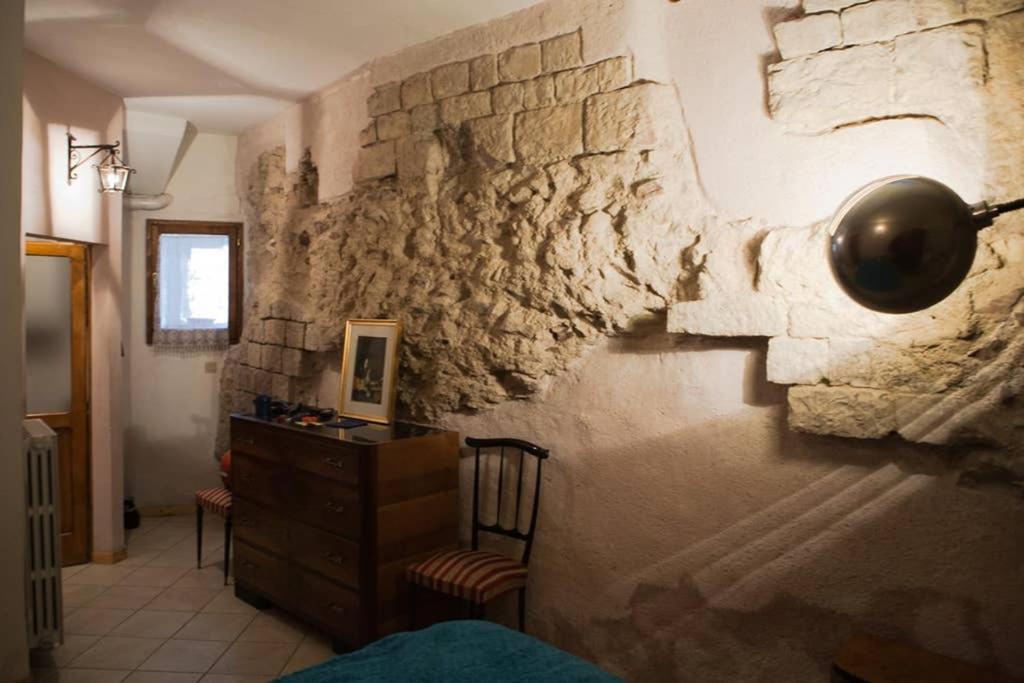 Assisi Anfiteatro Romano Bagian luar foto