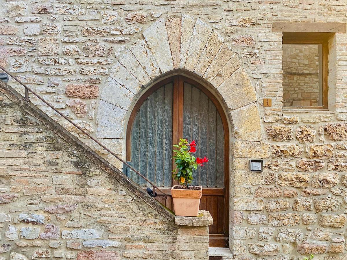 Assisi Anfiteatro Romano Bagian luar foto